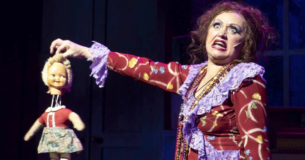 Nanne Grönvall i rollen som Miss Hannigan i <em>Annie</em>. Eva Rydberg regisserade föreställningen. Foto: Cesare Righetti Nanne Grönvall spelade Miss Hannigan i Annie