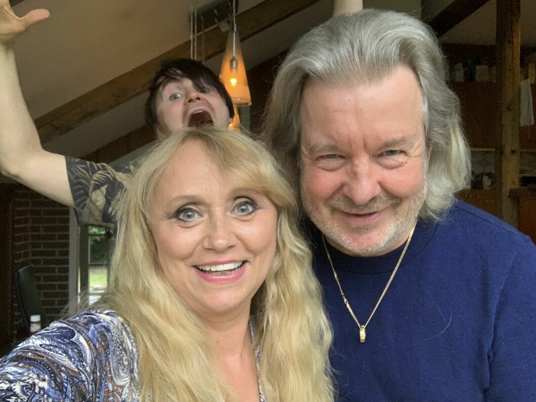 Nanne med Peter och sonen Charlie som spexigt tittar upp bakom dem.