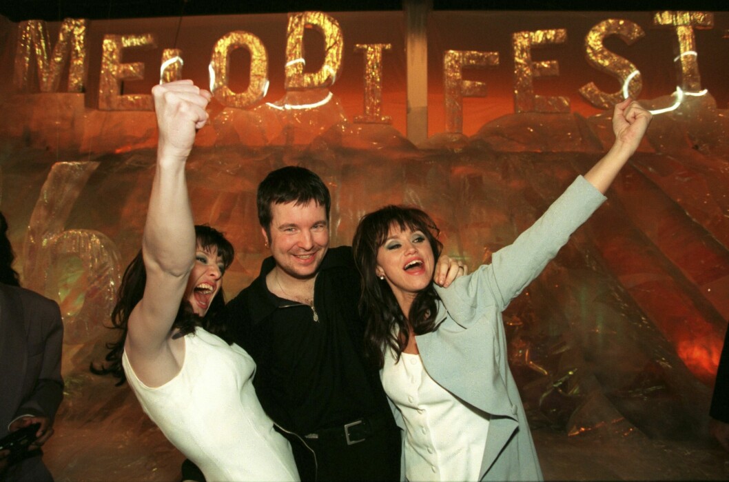 1996 kom vinsten i Melodifestivalen. Maria Rådsten, Peter Grönvall och så Nanne till höger utgjorde gruppen One More Time, som framförde låten <span class=" italic" data-lab-italic_desktop="italic">Den vilda</span>. I Eurovision Song Contest blev det sedan en hedrande tredjeplats. Gruppen One More Time med händerna i luften efter mellosegern.