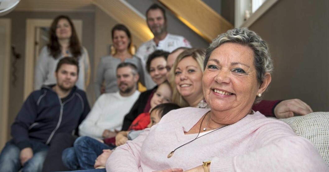 – Det är ett h-vete att gå igenom, men har man trygga människor omkring sig klarar man det, konstaterar Agnetha, med sin stora familj runt sig. Foto: Lena Holmgren Agnetha sitter I en soffa med sin familj och sina vänner – som stöttat henne under sjukdomstiden.