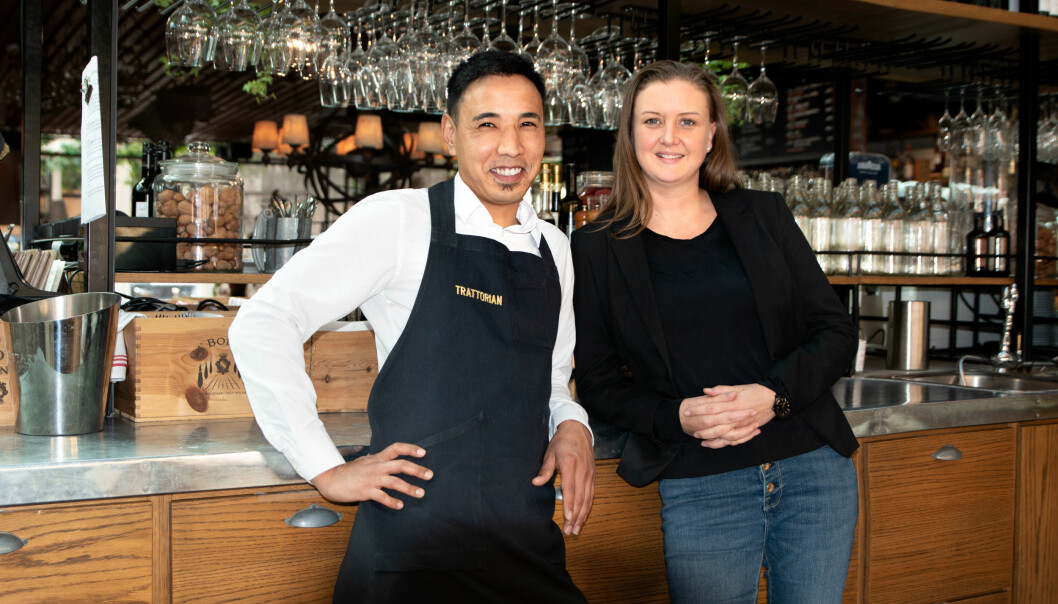 Nas och Anna framför baren på Trattorian. Nas Hosseini och Anna Karlsson Asperén framför baren inne på restaurang Trattorian.
