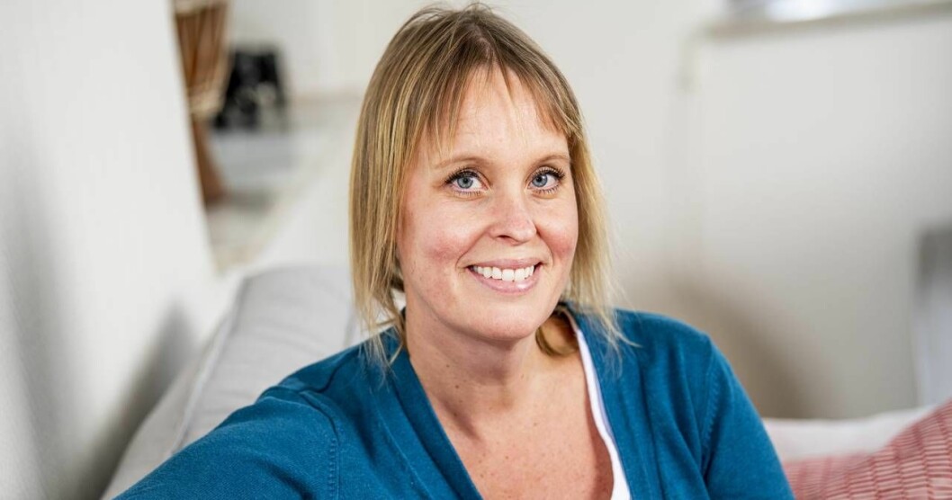 Nathalie Lindgren, 43 år, är förskolelärare och hade extrakilon kvar efter graviditet. Hon brydde inte sig så mycket förrän hon fick höga blodfetter och började då med 5:2. Foto: Christian Örnberg Nathalie Lindgren sitter I soffan och tittar in i kameran
