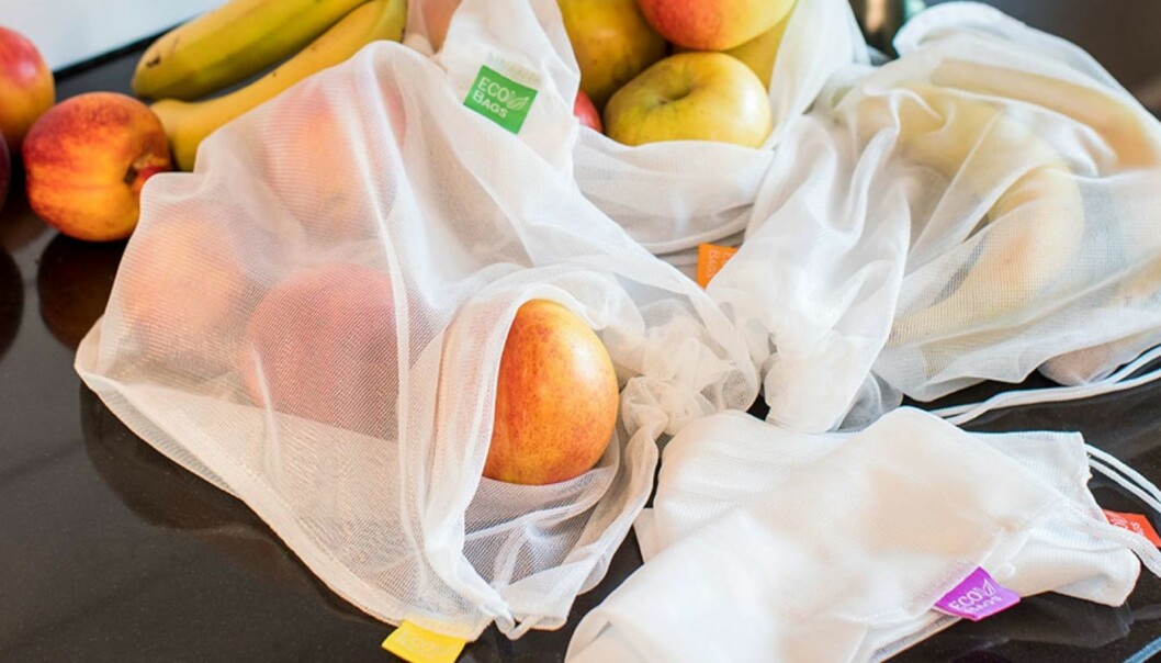 Nätpåsar med frukt i.
