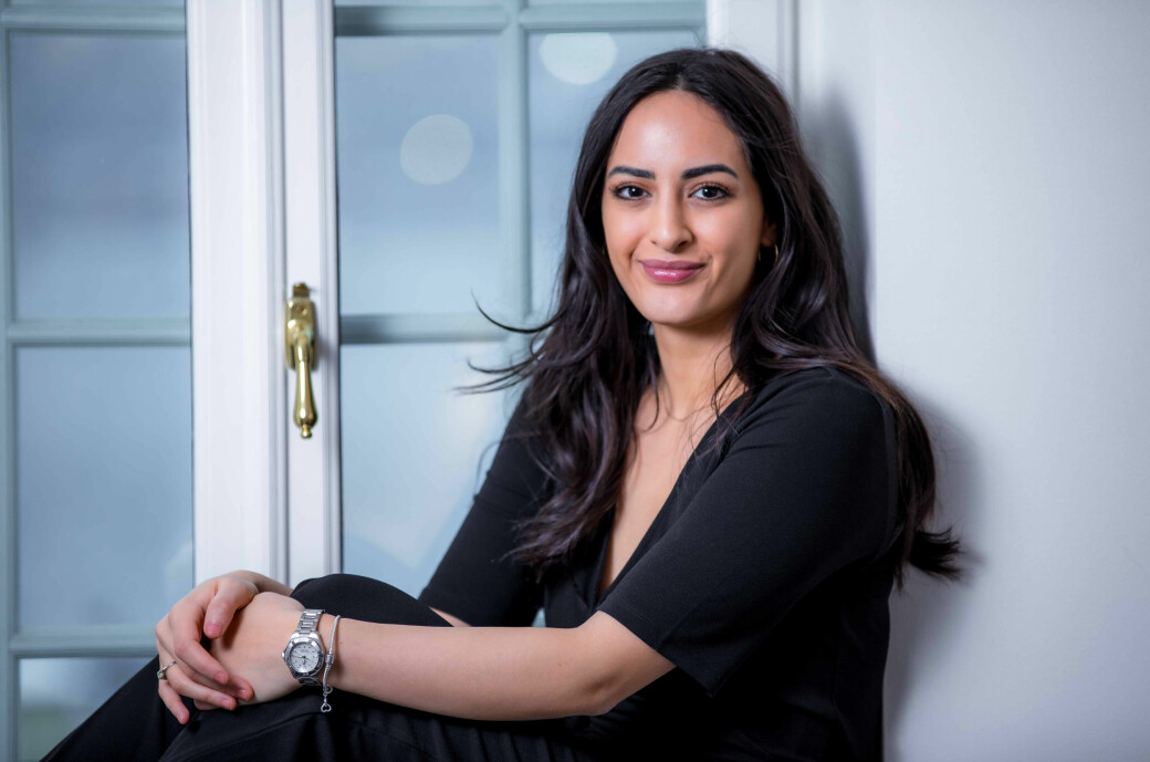 Negin Azimi kom till Sverige som treåring tillsammans med sin mamma och storasyster. Pressbild på entreprenören och inspirationsföreläsaren Negin Azimi.