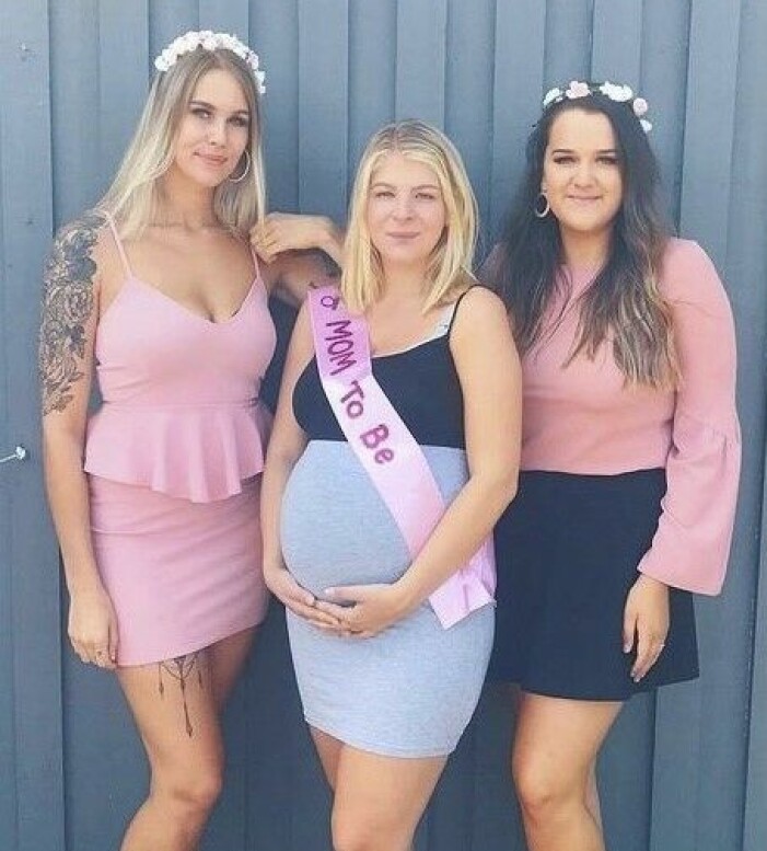 Moa Persson och Emelie Mårtensson var ett stöd för Nellie under graviditeten och blev gudmödrar till Haylie. Moa var även med under förlossningen, liksom Nellies mamma Nilla. Gravida Nellie bär en banderoll med texten "Mom to be", där hon står mellan vännerna Moa och Emelie.