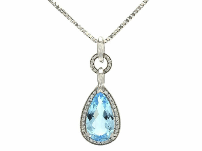 Halskedjan av 18 k vitguld med hänge av droppslipad blå topas på 6,00 ct och briljantslipade diamanter på totalt 0,29 ct klubbades för 8 000 kr vid Kaplans klassiska smyckeauktion i maj 2021. Halsband av 18 k vitguld med hänge av droppslipad blå topas.