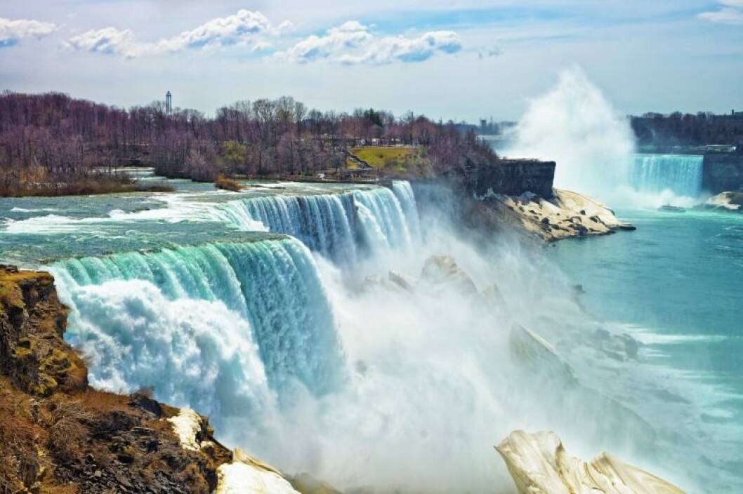 Niagarafallen pumpar ut en enorm mängd vatten på en gång.