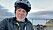 Nick Sanders har på sig en svart cykelhjälm, i Nordkap, Norge.