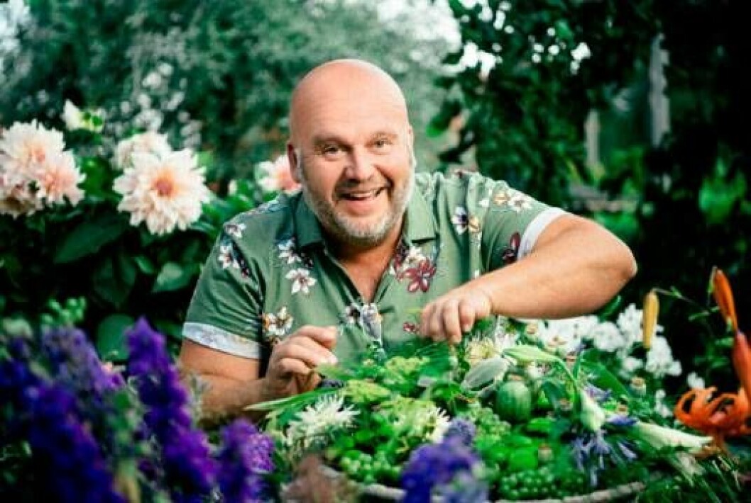 Nicklas är en blomsterexpert. Foto: Margareta Bloom Sandebäck, Kanal 5 och Dplay Nicklas i Paradiset Iris på Kanal 5 hösten 2019.