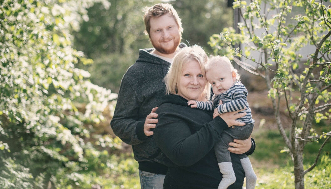 Walder med mamma Isabelle Norgren och pappa Nicklas Johansson. Nicklas Johansson och Isabelle Norgren med sonen Walder i trädgården hemma i Husum.