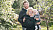 Nicklas Johansson och Isabelle Norgren med sonen Walder i trädgården hemma i Husum.