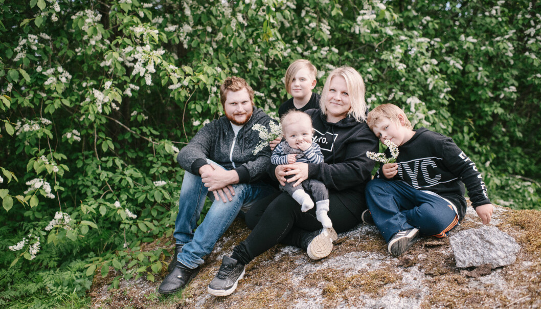 Walder med hela familjen – pappa Nicklas, storasyster Nowa, mamma Isabelle och storebror Tamlin. Nicklas Johansson och Isabelle Norgren tillsammans med barnen Nowa, Tamlin och Walder i trädgården hemma i Husum.