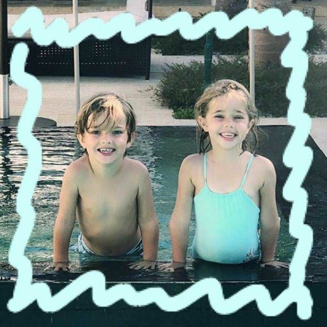 Nicolas med storasyster Leonore. Hon har ett namn som ingen annan svensk kunglighet har burit tidigare (även om det förstås har funnits en drottning Hedvig Eleonora). Prins Nicolas och prinsessan Leonore badar i en pool i Florida.