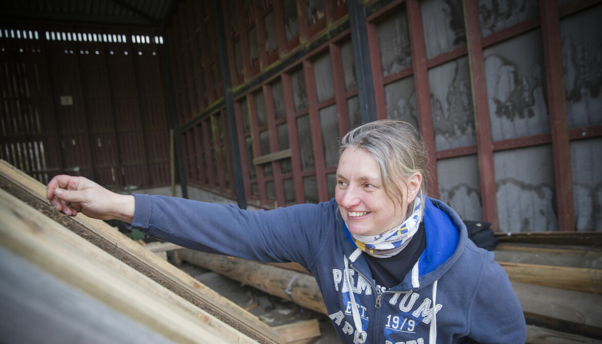 Nicole Schwarz har prövat på vuxenutbildning tidigare och lärde då till snickare. Nu tar hon det ett steg vidare. Nicole står i brädgården och sträcker sig efter en planka.