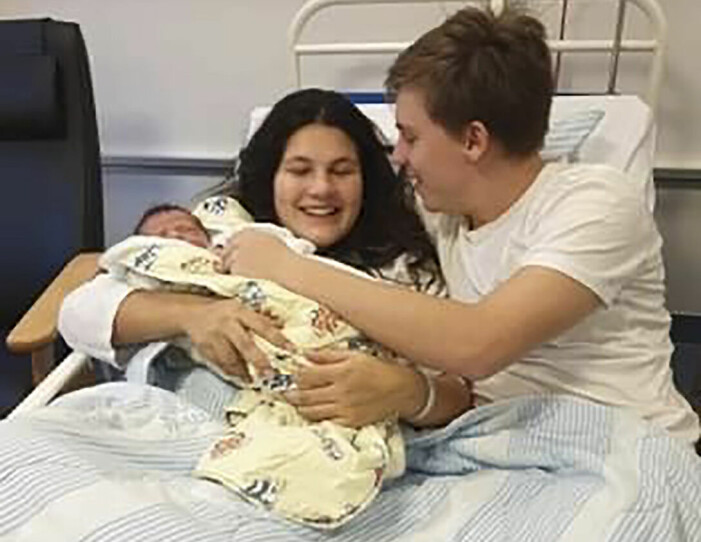 Ludvig vägde 3 962 gram och var 54 cm vid födseln, läkarna tror därför att graviditeten var fullgången. Ett ungt par som just fått sitt första barn.