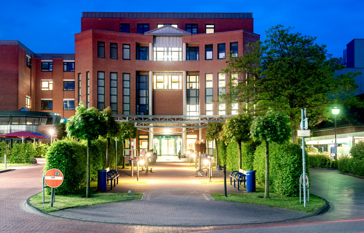 Niels Högel anställs på hjärtklinikens intensivavdelning på akutsjukhuset i Oldenburg 1999. En anställning han får lämna 2002 med goda vitsord. Niels Högel, sjukhuset Oldenburg