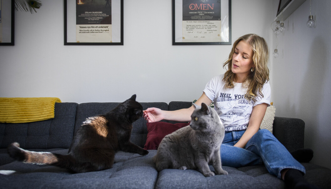 Nikki bor med sin sambo i ett hus nära naturen, där hon har glädje av både vilda och tama djur. Nikki Kjellsson som har multipel skleros gullar med sina katter i en soffa.