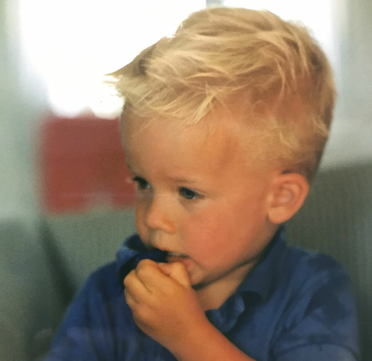 – När jag var liten tuggade jag ofta på kragen. Det händer fortfarande ibland när jag funderar, berättar Nils. Nils som liten och ljushårig.