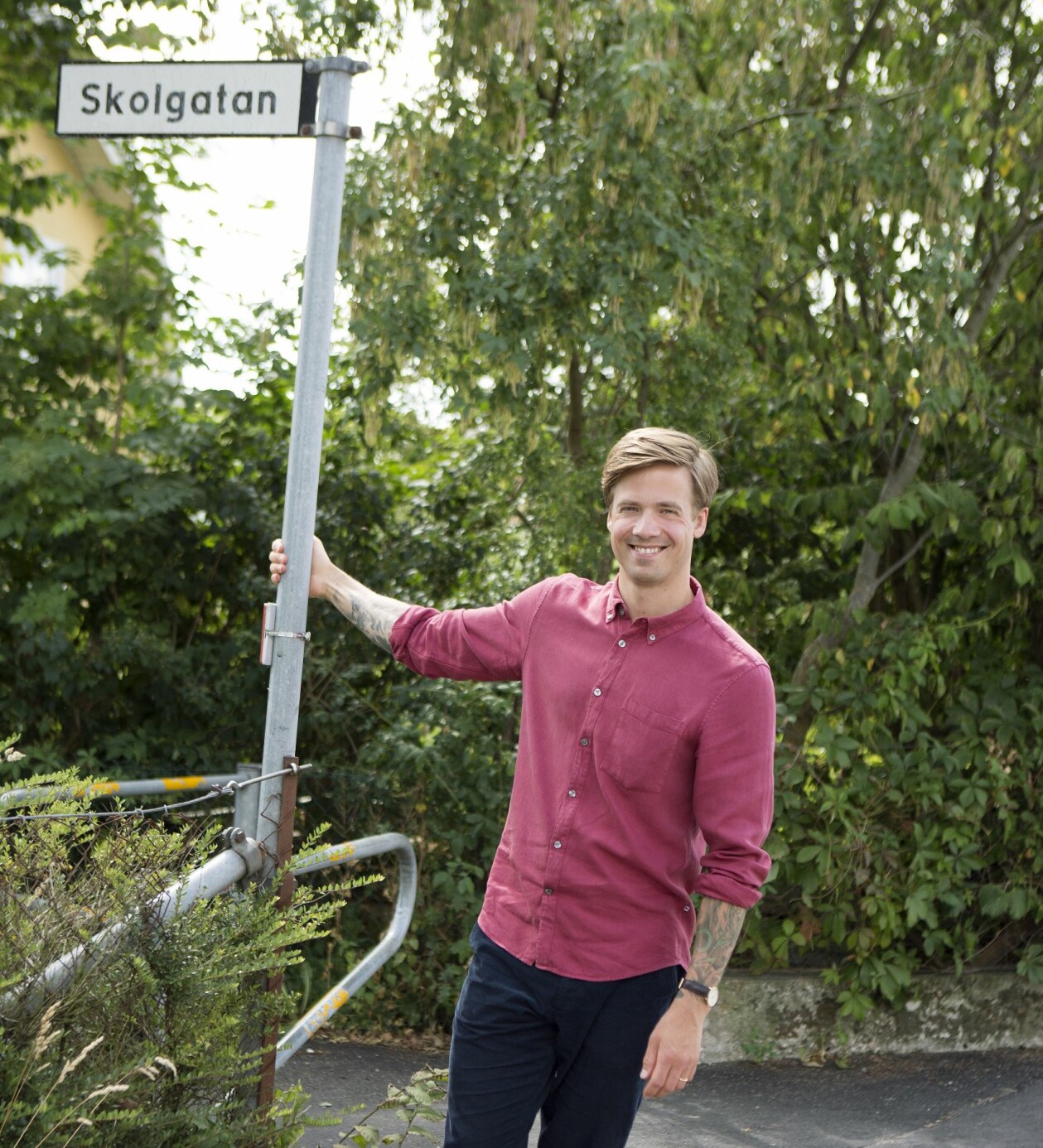 Med två föräldrar som är lärare är det klart att familjen bodde på Skolgatan! Nils vid gatuskylten Skolgatan utanför barndomshemmet.