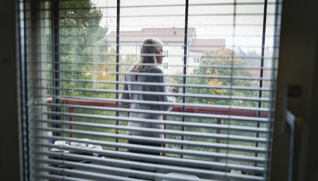 Även om vetskapen om sjukdomen är jobbig, känner Nina Gunke tillförsikt inför framtiden och har bestämt sig för att göra allt hon kan för att kämpa emot sjukdomen. Skådespelaren Nina Gunke, som nyligen berättade att hon drabbats av Alzheimers sjukdom, står på sin balkong.