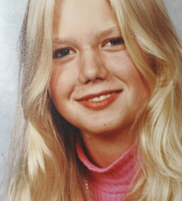 Två klasskamrater på hög
stadiet övertalade Nina att gå med i
Jehovas vittnen. De hade enkla svar på allas hennes
frågor. <i>Foto: Privat</i> Nina övertalades att gå med i Jehovas vittne som ung – här syns hon fotograferad under högstadiet.
