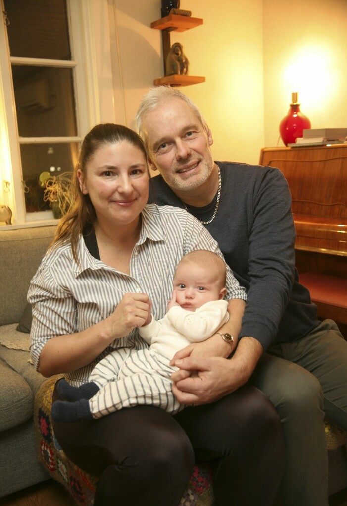 Äntligen fick de den familj de längtade efter. Nina Szlapak, 44, och Patric Eghammer, 52, är lyckliga förstagångsföräldrar till Natanael. Nina och Patric med lille Natanael som föddes i höstas.