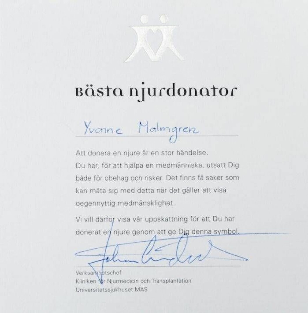 Yvonne fick ett diplom för att hon donerat sin njure.