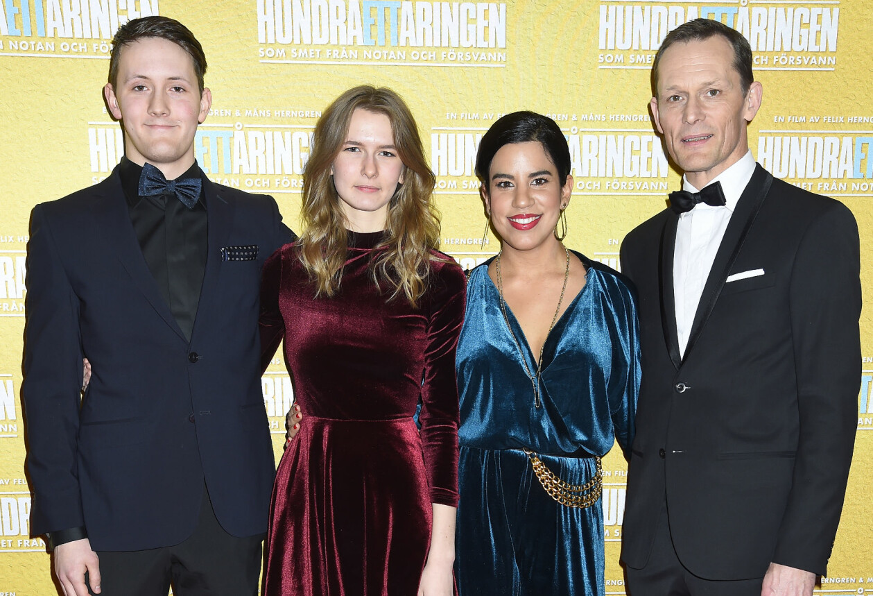 Noa Månfare Herngren och Saga Herngren tillsammans med pappa Måns Herngren och hans fru Katalin Herngren Bachry på filmpremiär 2016. Noa Månfare Herngren och Saga Herngren tillsammans med pappa Måns Herngren och hans fru Katalin Herngren Bachry på filmpremiär 2016.