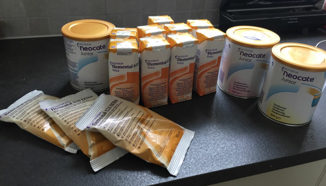 Under ett års tid kunde Nora bara dricka näringsdrycker. Hon har fortfarande inte kunnat sluta helt med dem. Näringsdrycker och -pulver hemma hos familjen Nilsson.