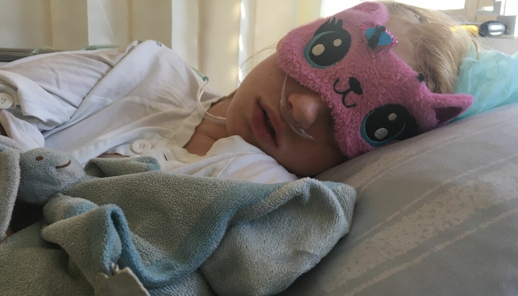 Nora Nilsson i sjukhussängen efter att hon blivit sövd inför en gastroskopi.