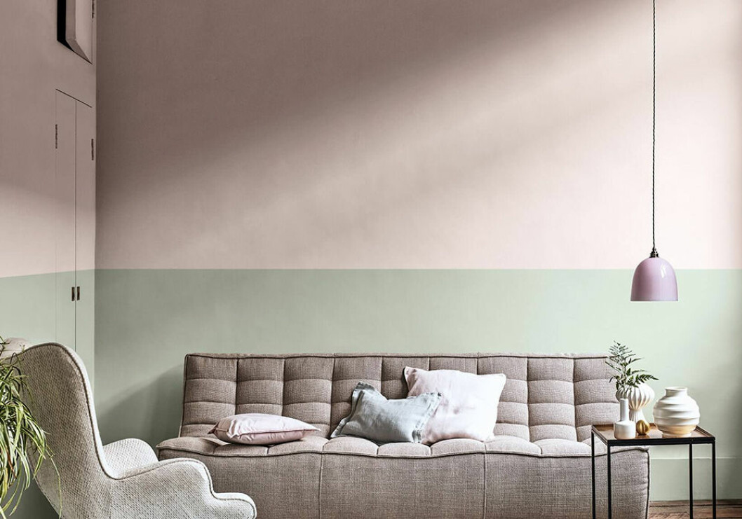 Här har väggen målats med <em>Dreamy</em> <em>Pink</em> och <em>Tranquil</em> <em>Dawn</em> för en färgstark kombination. Foto: Nordsjö Väggen är målad i trendigt rosa och grönt – här med Dreamy Pink och Tranquil Dawn från Nordsjö