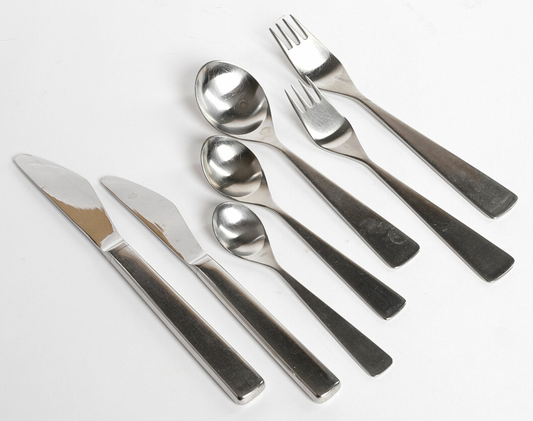 Det tog ett tag innan Tias Eckhoff blev anlitad av Norsk Stålpress. Han hade redan skapat bestickserier för de danska tillverkarna Georg Jensen och Dansk Knivfabrik i Lundtofte. Men det inhemska samarbetet resulterade i det fina besticket <span class=" italic" data-lab-italic_desktop="italic">Maya</span> som presenterades 1961. En uppsättning med totalt 38 delar klubbades hos Crafoord för 2 600 kronor. Två knivar, tre skedar och två gafflar.