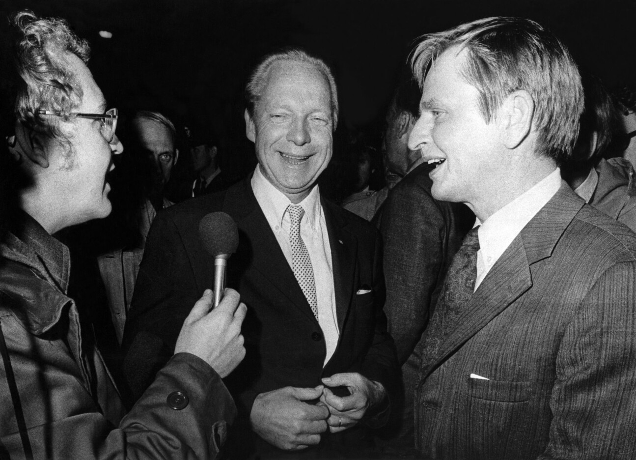 Stockholms länspolismästare Kurt Lindroth (i mitten) och statsminister Olof Palme intervjuas efter den lyckliga upplösningen. Olof Palme efter den lyckade upplösningen av Norrmalmstorgsdramat.