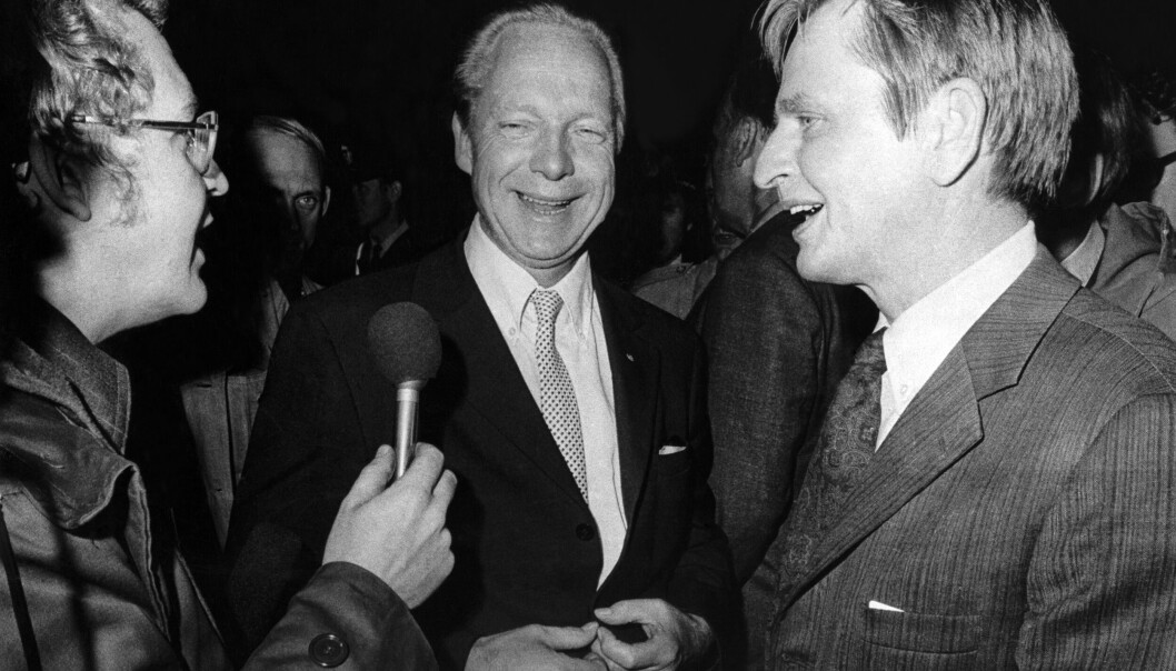 Kristin pratade med statsminister Olof Palme i telefon under dramat. Här gratulerar Palme (th) och polismästare Kurt Lindroth (mitten) varandra till den lyckliga upplösningen av det sex dagar långa gisslandramat. Olof Palme efter Norrmalmstorgsdramat