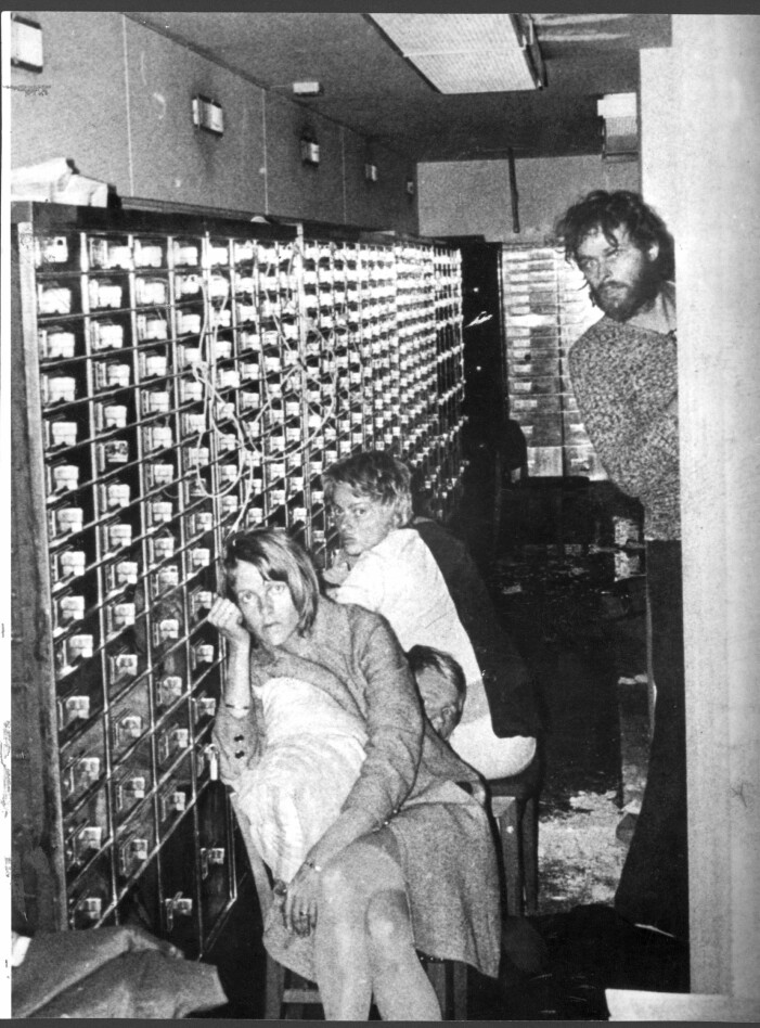 Birgitta Lundblad, Sven Säfström och Elisabeth Oldgren i bankvalvet, Clark Olofsson tittar fram till höger. Bilden är tagen med en kamera som sänktes ner genom ett borrat hål i taket. Clark Olofsson med gisslan i bankvalvet på Norrmalmstorg.