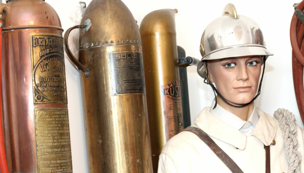 Skyltdocka med gamla syrgastuber på Höljebacka brandmuseum.