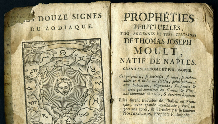 Nostradatums gamla bok med trasiga sidor, hundratals år gammal bok.