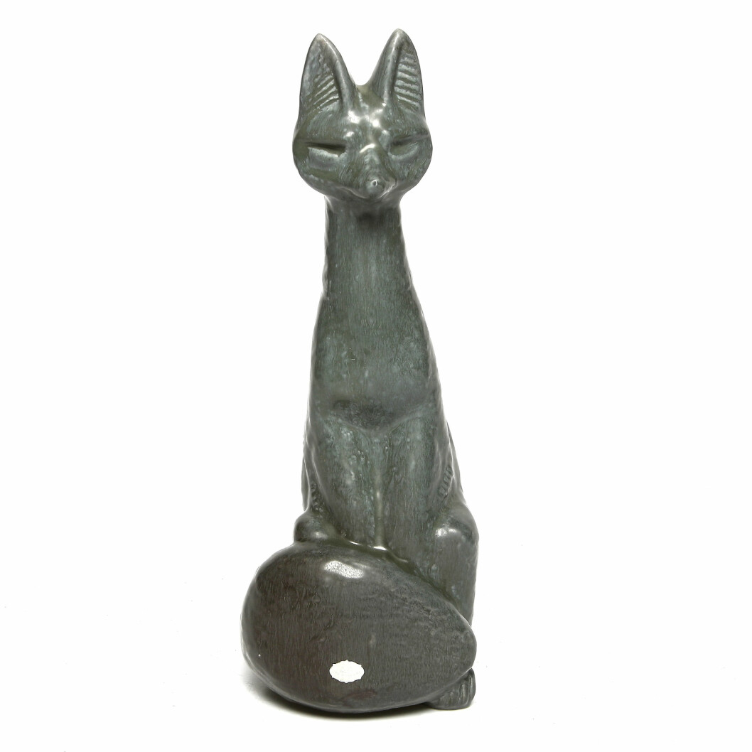 Hög svansföring. Lillemor Mannerheim gjorde sig känd för sina fina djurfigurer. Den här räven är 40 cm hög. Räv i porslin.