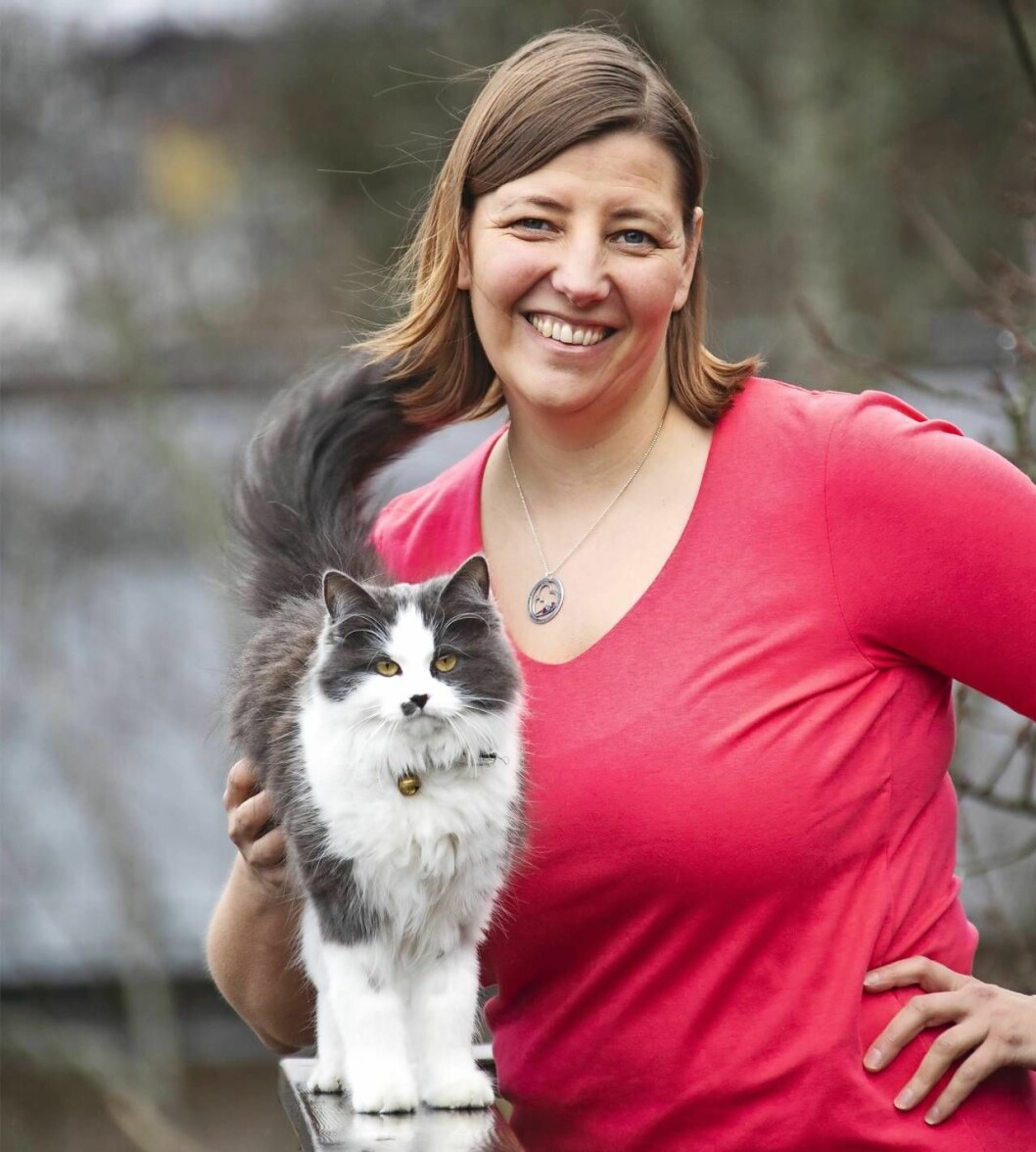 Frida gosar med sin katt 