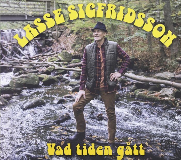 Omslaget till Lasse Sigfridssons nya album Vad tiden gått är fotograferat vid Forsakar, precis som Lasse Stefanz debut-LP. Skivomslaget till Lasse Sigfridssons nya album Vad tiden gått.