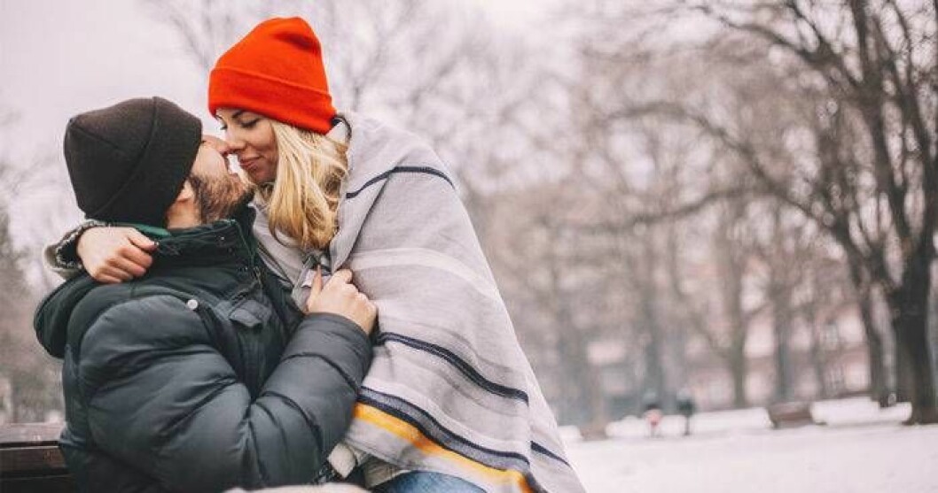 Den skytt som söker passion ska hålla sig särskilt framme runt den 28 oktober–5 november 2019. Foto: Shutterstock/IBL Ett kärlekspar i en park.