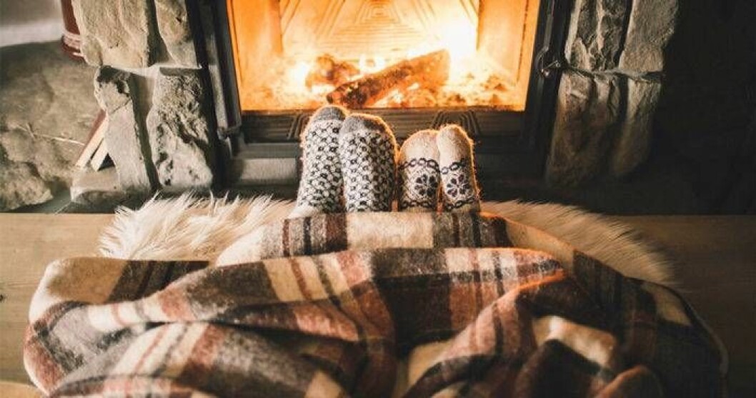 Jungfruns sexuella aptit är stark 2019! Foto: Shutterstock/IBL Två par fötter framför en brasa.