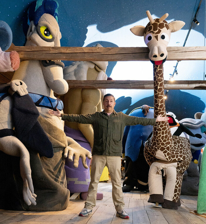 David återser några av ungdomens karnevalskompisar på Knutmasso-muséet. David Sundin ser liten ut jämfört med jättefigurerna på Knutmasso-museet.