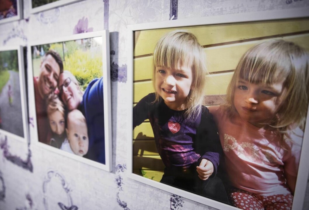 Saga och Nova var glada och kärleksfulla små människor med mycket skratt och energi, trots den allvarliga sjukdom de drabbats av. Foto: privat. Tvillingarna glada på ett foto.