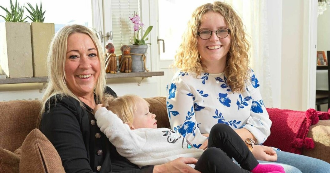 Christin Schyberg drabbades av multipel skleros och har spräckt sin skalle på tre ställen men döttrarna är en stor ljuspunkt i vardagen. Foto: Peter Ericsson Christin med familj.