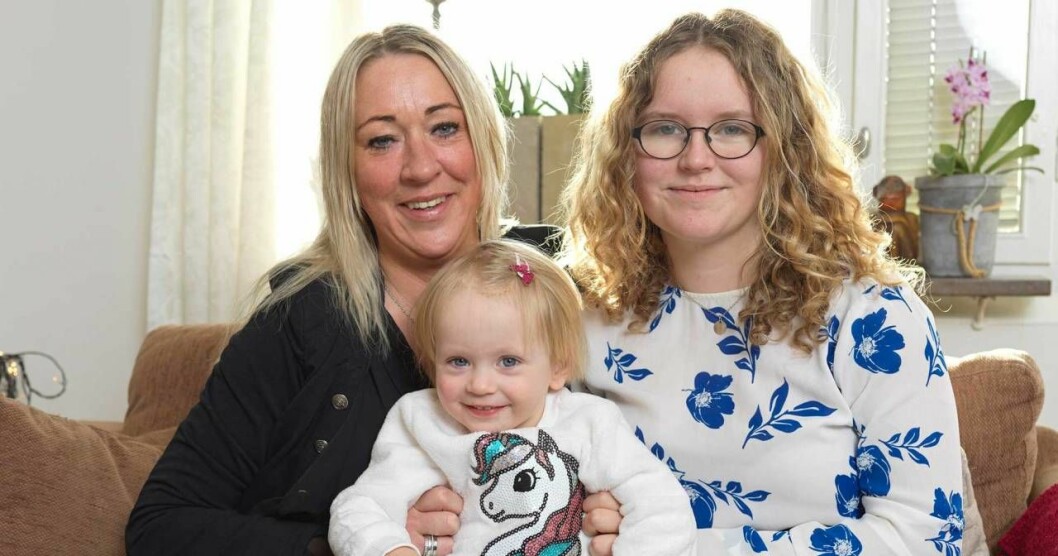 I samma veva som Christin spräckte skallen blev hon gravid med lilla Julia. Foto: Peter Ericsson Christin med döttrarna Thea och Julia.