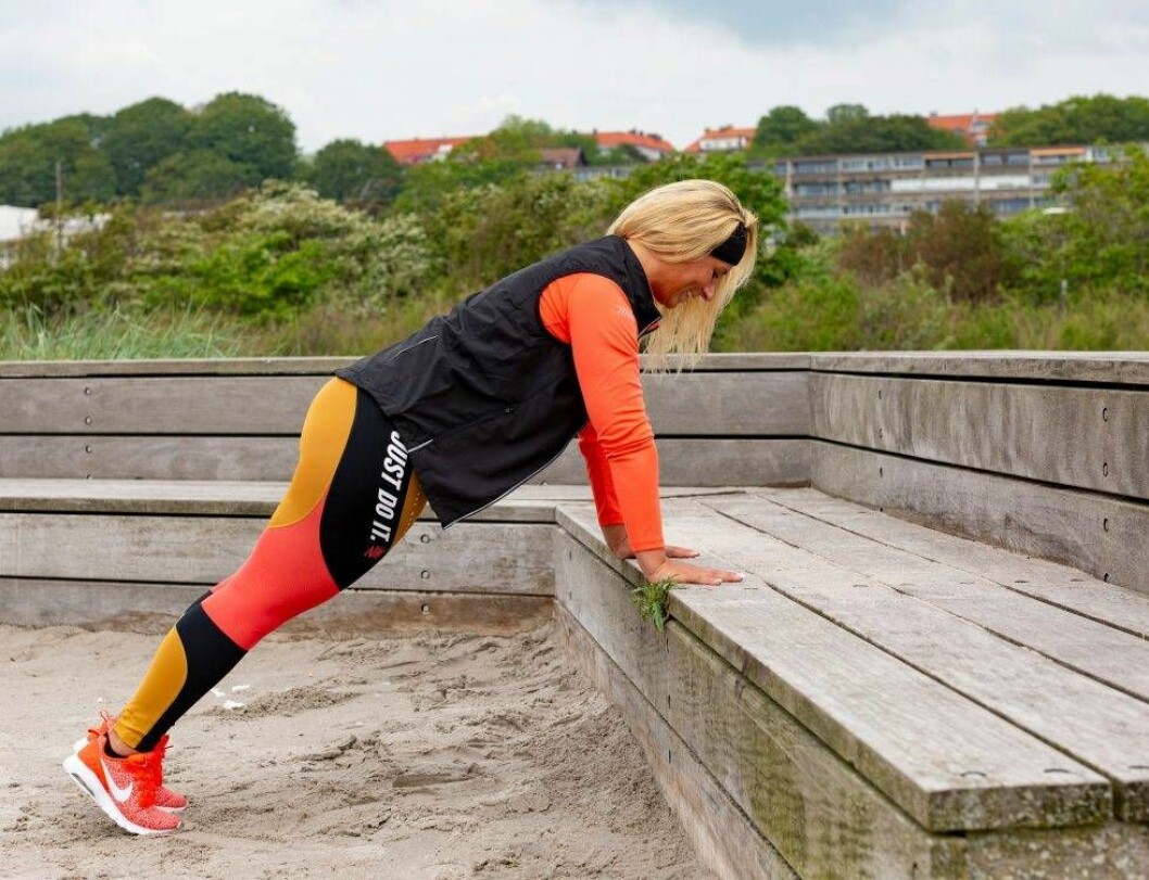 Mountainclimbers är perfekt om du ska börja träna igen och vill stärka bland annat ryggen. Foto: Peter Helperin Mountainclimbers är perfekt om du ska börja träna igen och vill stärka mage, lår och rygg.