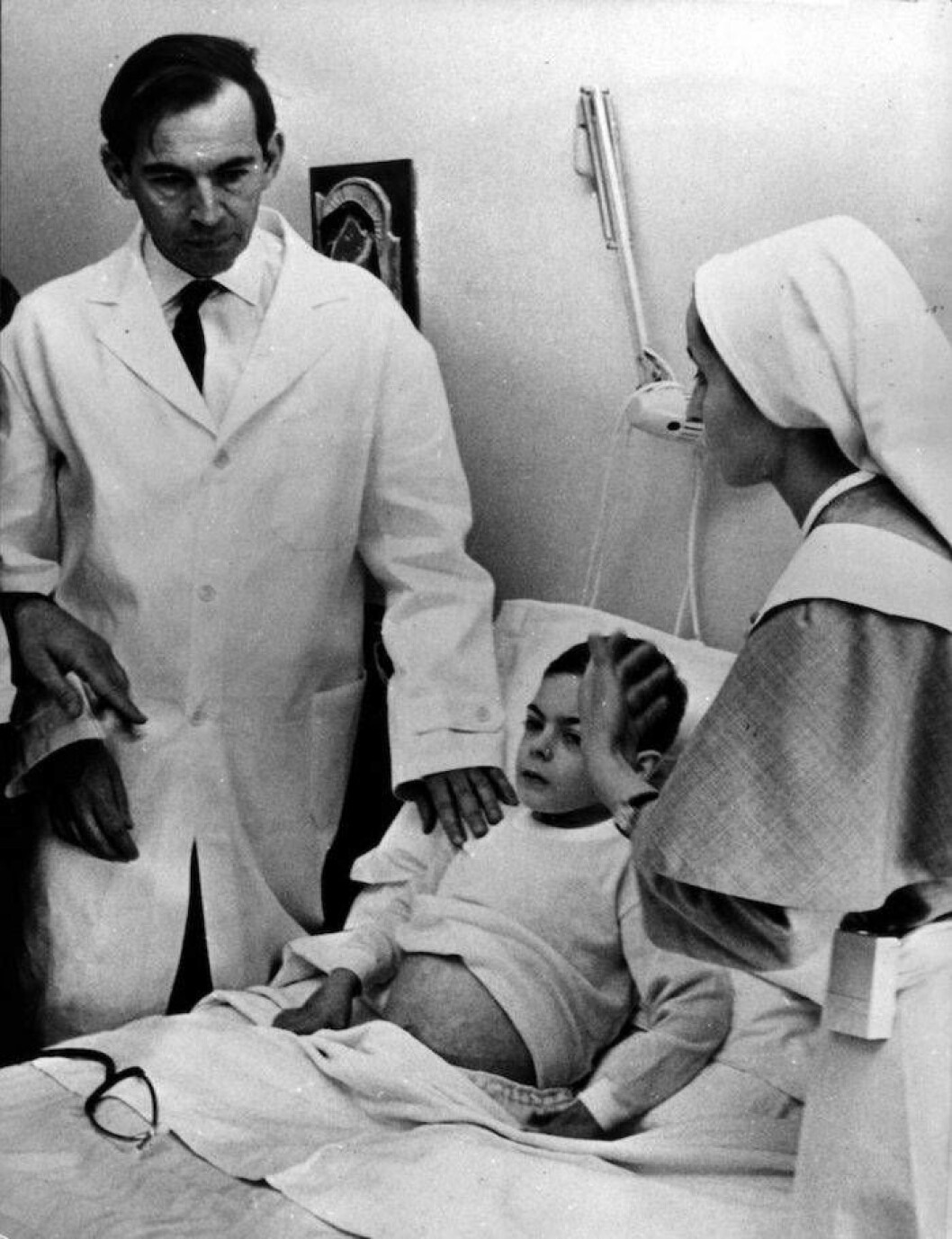 Christiaan Barnard blev känd över hela världen, här undersöker han en hjärtpatient i Rom 1979.
