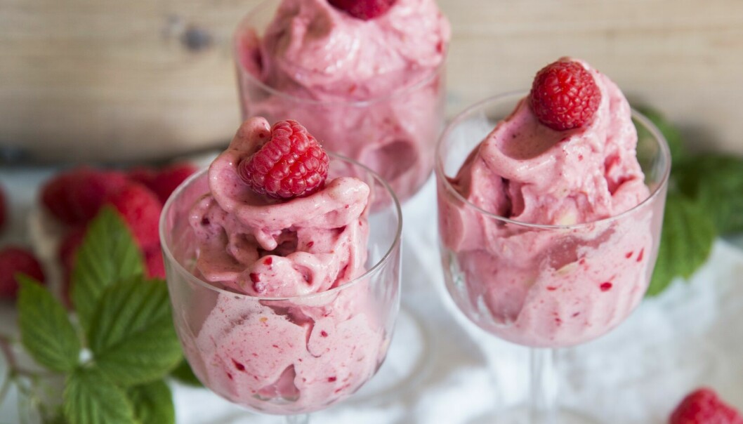 Frysta hallon har här mixats med frysta bananer till en så kallad nice cream - en nyttigare form av glass. Tre små glas på fot med hallonglass.