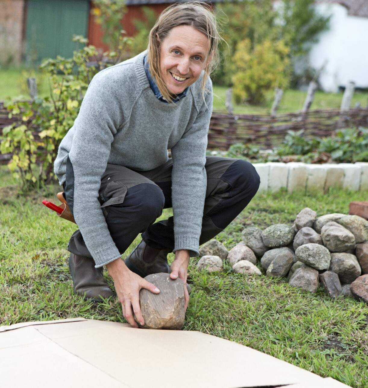 Använd kartong som odlingsspärr.